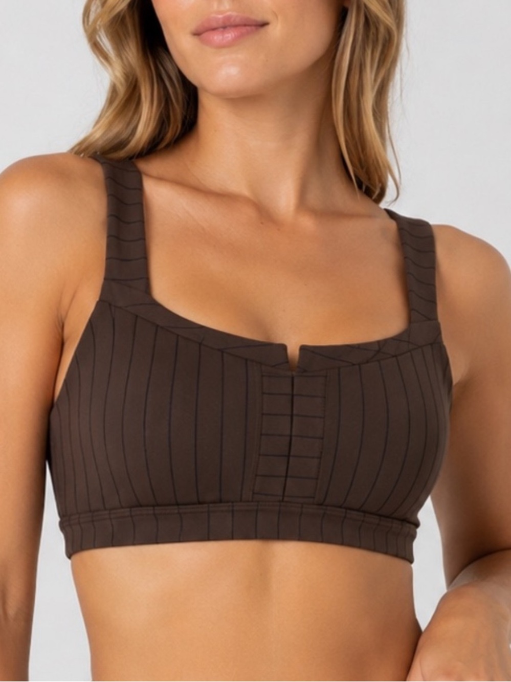 Alo Yoga Pinstripe Jacquard Captivate Bra in Espresso Size Small